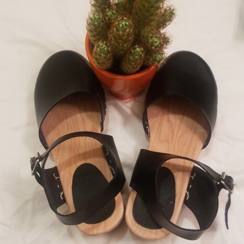 Strappy clogs